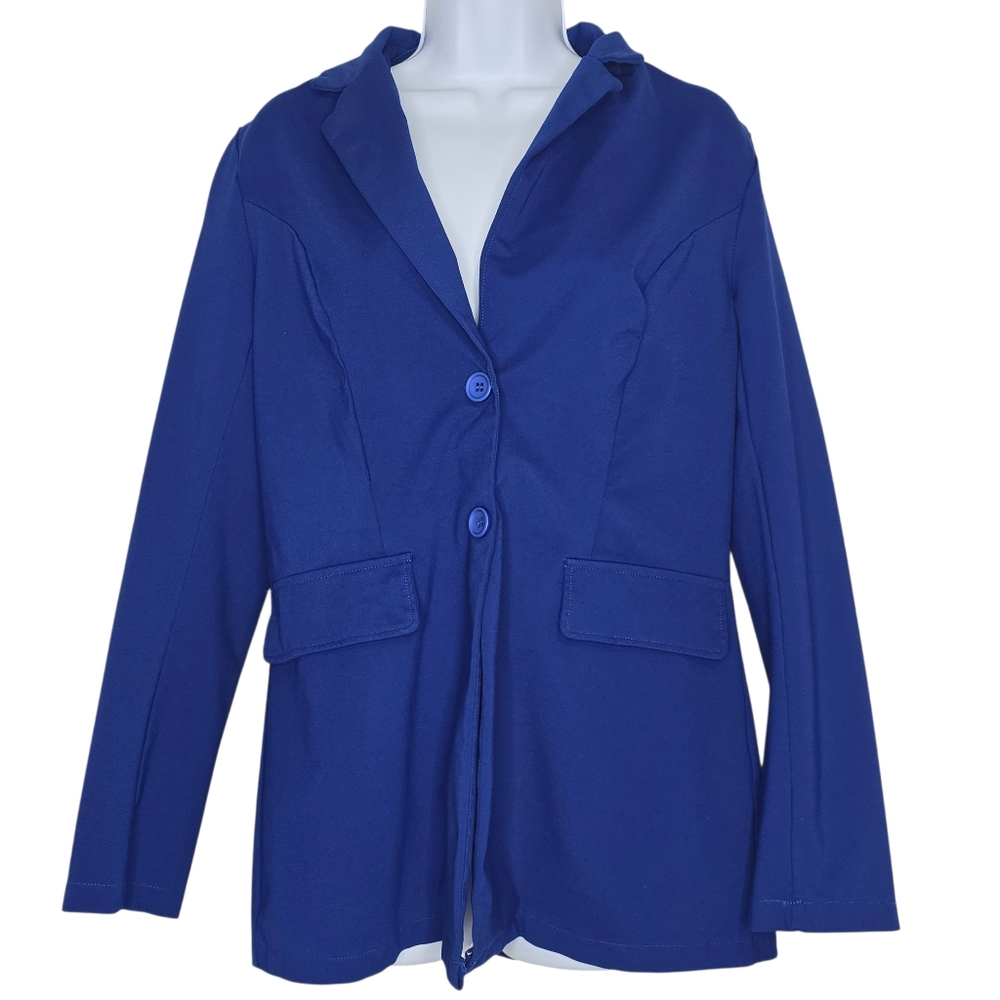 Blue blazer with button closure and front pockets